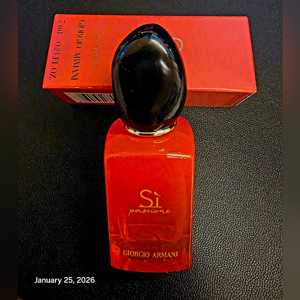 Giorgio Armani Si Passione Red and Black Bottle